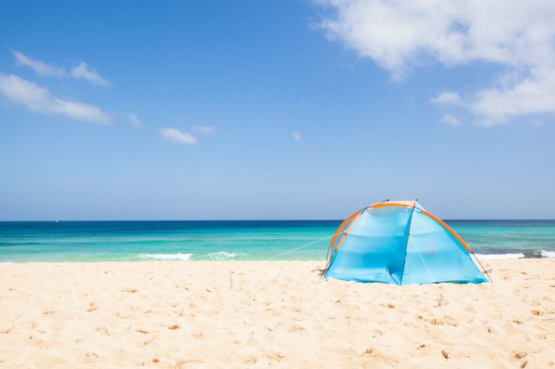 'camping with a tent at a lonesome beach with a turquoise sea and blue sky in the background, Fuerteventura, Canary Islands, Spain, Europe' - Canarische Eilanden